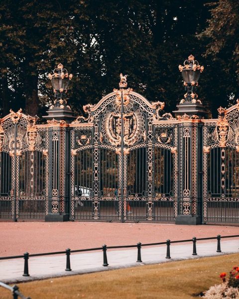 Stunning view of the ornate gates of Buckingham Palace, London.